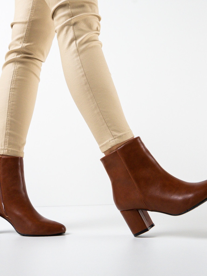 Botine dama Asad Camel