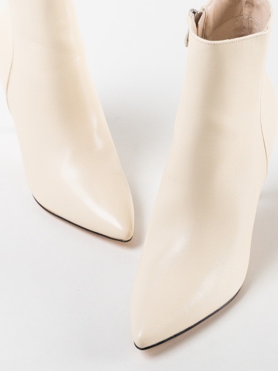 Botine dama Aamna Bej