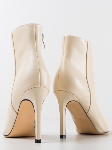Botine dama Aamna Bej