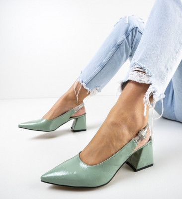 Обувки Larissa Зелени