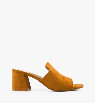 Saboti dama Ruth Camel